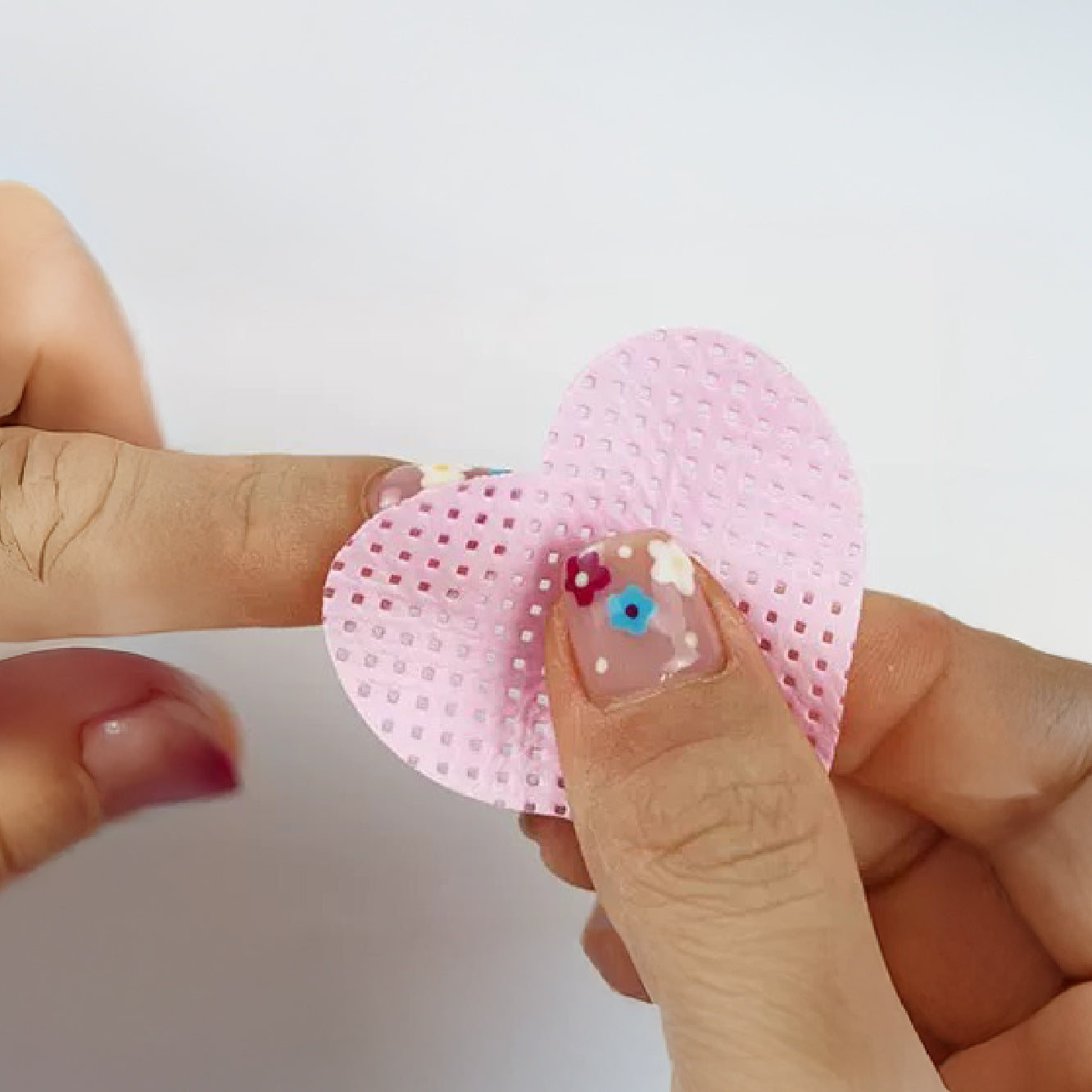 Heart-shaped Perforated Lint Free Remover Pads /200pcs